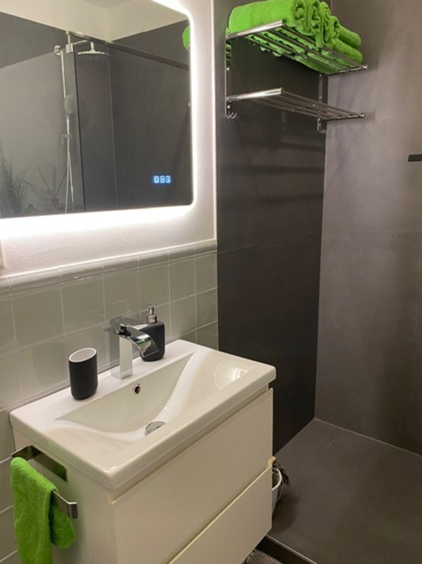 Badezimmer mit LED Spiegel und Waschbecken