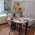 Teilausschnitt vom Wohnzimmer. Die schwere Behandlungsliege muss an dieser Stelle im Raum stehen bleiben.