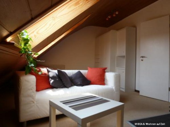 Hinten rechts im Bild sehen Sie den Kleiderschrank