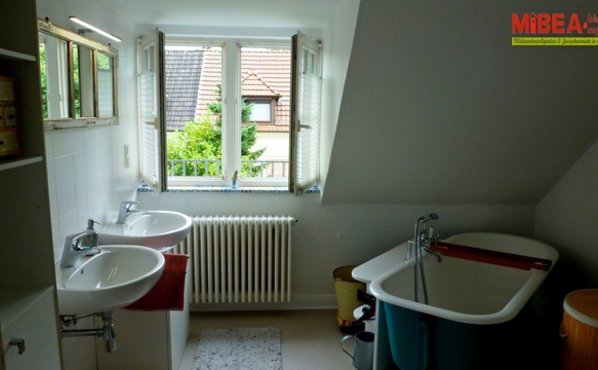 Die originelle Badewanne schmückt lediglich das Badezimmer und ist nicht zum Baden geeignet!
