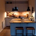 Die moderne Einbauküche bietet Platz zum Sitzen und genug Stauraum