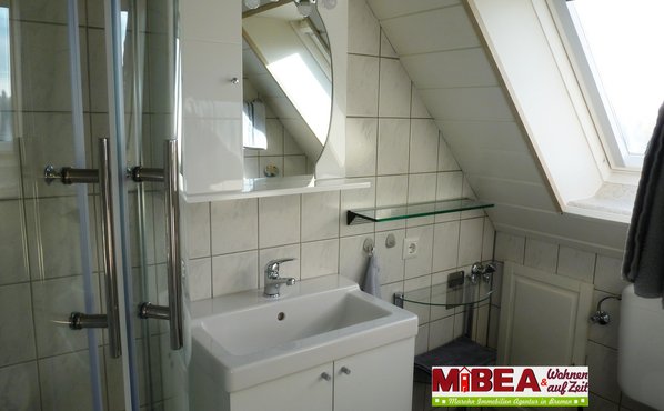 Das moderne und helle Badezimmer mit Dusche