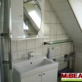 Das moderne und helle Badezimmer mit Dusche