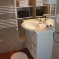 Das Badezimmer mit einer Handtuchheizung