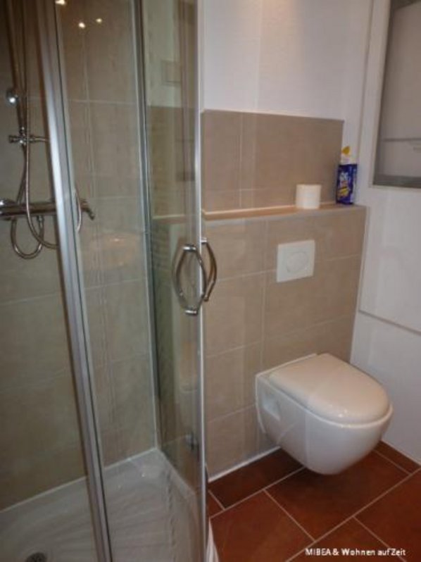 Das Badezimmer mit Dusche