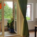 Hier sehen Sie den Balkon mit Blick ins Grüne