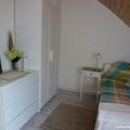Das Bett mit Kleiderschrank im Bild links und Kommode