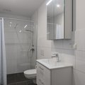 Eine bodentiefe und großzügige Dusche erwartet Sie.