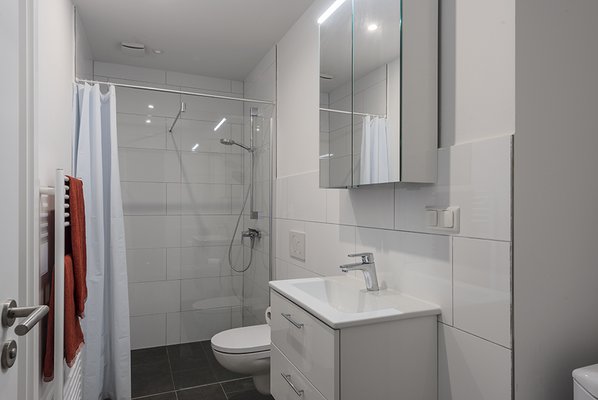 Eine bodentiefe und großzügige Dusche erwartet Sie.
