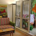 Sehr heller Wohnraum mit Zugang auf den überdachten Balkon heißt Sie in Kirchhuchting willkommen.