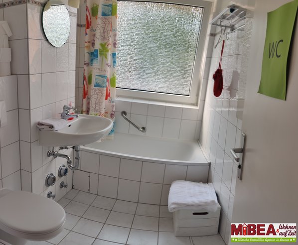 Fenster, Badewanne und Waschbecken