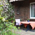 Die große,  geschütze Terrasse mit Weitblick in den weitläufigen Garten.