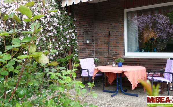 Die große,  geschütze Terrasse mit Weitblick in den weitläufigen Garten.