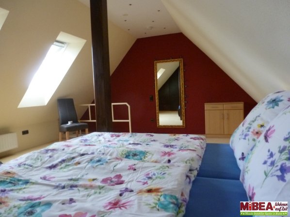 Stuhl, Spiegel, Schrank, Bett