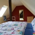 Das freundliche Schlafzimmer unter dem Dach liegt zur ruhigen Südseite raus. 