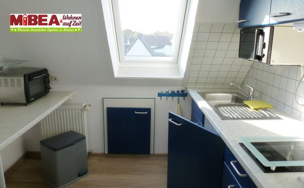 Ein Blick in die komplett ausgestattete  Einbauküche