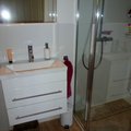Teilausschnitt Badezimmer mit großer Dusche