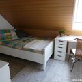 Das helle, möblierte WG-Zimmer mit Schreibtisch