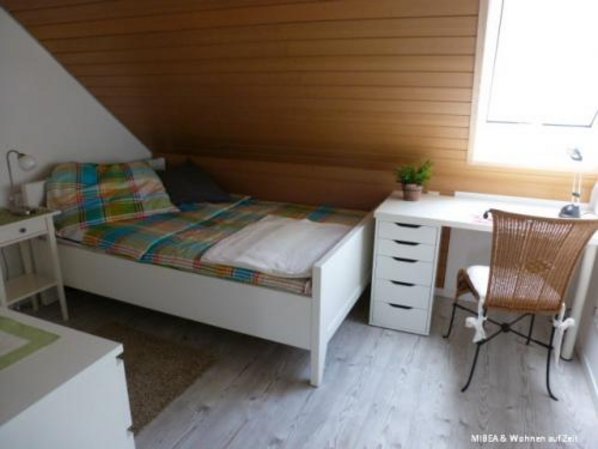 Das helle, möblierte WG-Zimmer mit Schreibtisch