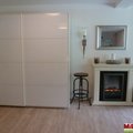 Großer Kleiderschrank und ein Elektrokamin für gemütliche Stunden.