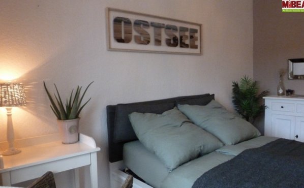 Schlafzimmer mit Bild an der Wand