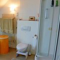 Im Bild rechts, sehen Sie die Dusche